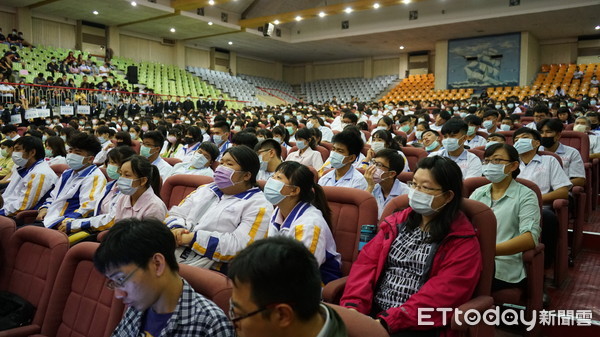 ▲崑山科技大學為辦理「大學教學資源認識活動」，台南10所高中職、近千名餐飲科學生齊聚校園，由餐飲管理及廚藝系師生，帶領體驗豐沛的教學設備。（圖／記者林悅翻攝，下同）