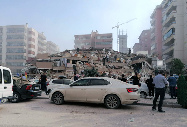 ▲土耳其希臘強震建築物倒塌。（圖／達志影像／美聯社）