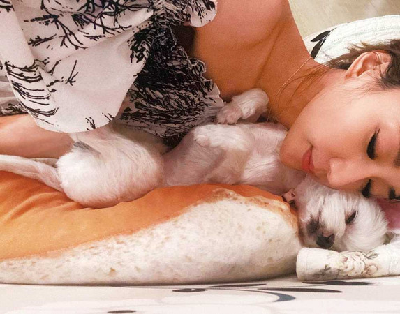 愛狗成痴的羅巧倫，每晚都和比比同睡。（圖／翻攝自羅巧倫臉書）