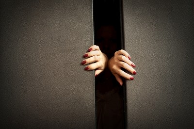 電梯「急速下墜」按所有樓層能自救?專家揭真相:沒用還更危險