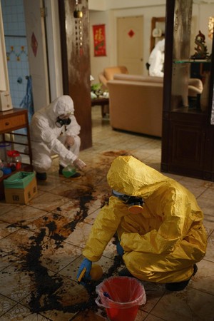 為還原死亡現場的污染物，《人生清理員》美術製作利用大量咖啡渣來仿真血液、穢物。（果陀娛樂提供）