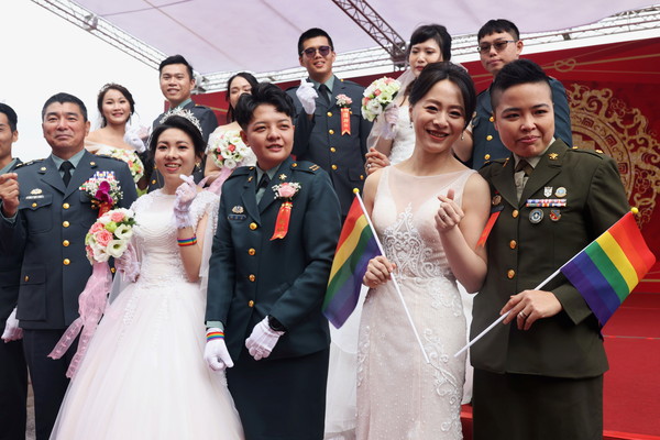 ▲▼多對新人於上午8點30分在大漢營區舉行三軍聯合婚禮。（圖／路透）