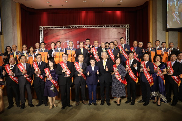 ▲盧秀燕表揚台中市17家金手獎得獎企業。（圖／台中市政府提供）