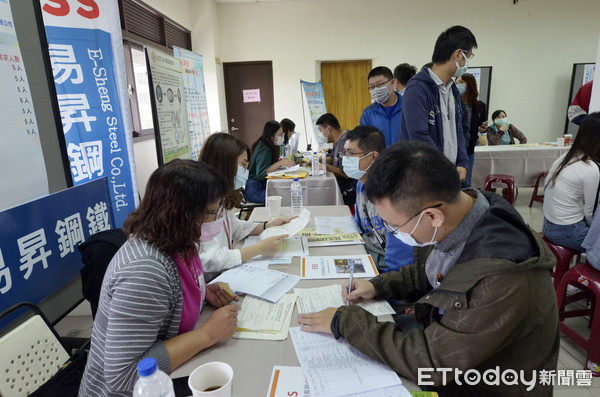 ▲勞動部雲嘉南分署永康就業中心，在永康東橋里活動中心舉辦大型徵才活動，吸引上千人求職。（圖／記者林悅翻攝，下同）