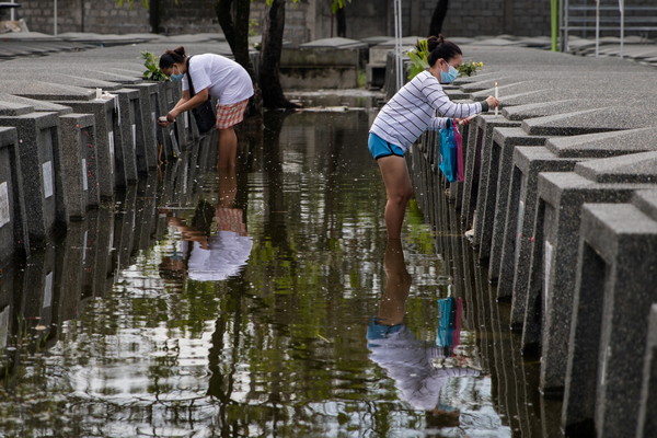 ▲▼莫拉菲颱風讓菲律賓潘帕嘉的墓地淹滿了水，全部的石棺都被泡在水中。（圖／記者湯子暘攝）