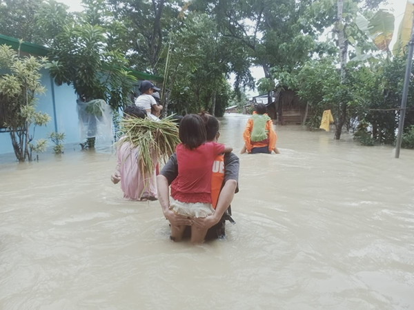 ▲▼菲律賓奎松省爆發嚴重水患，當地居民必須涉水前行。（圖／路透）