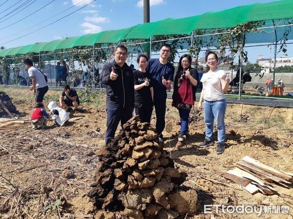 ▲桃園觀音千人焢窯。（圖／記者楊淑媛攝）