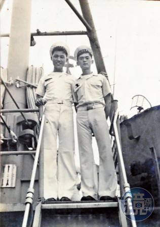 鮑啟宇（左）在1970年代於海軍服役時與同袍合影。（鮑啟宇家人提供）