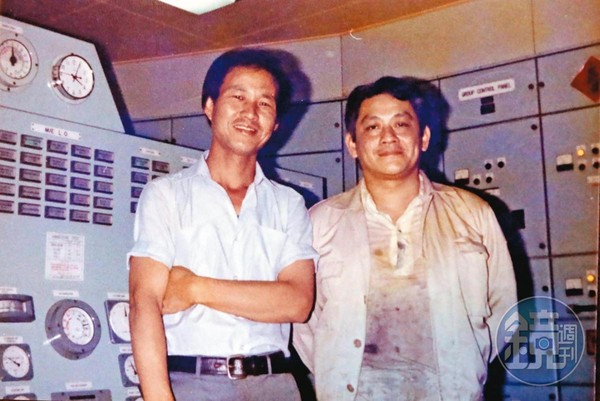 鮑啟宇（左）喜歡有挑戰性、能接觸新知的工作，他生前擔任多年國際商船輪機長，也結交了來自世界各地的朋友。（鮑啟宇家人提供）