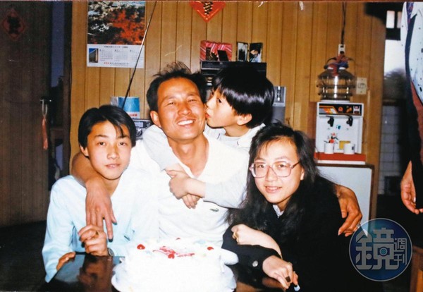鮑啟宇（左2）有3個子女，他因為跑船長年不在家，但總是帶很多海上故事回家。（鮑啟宇家人提供）