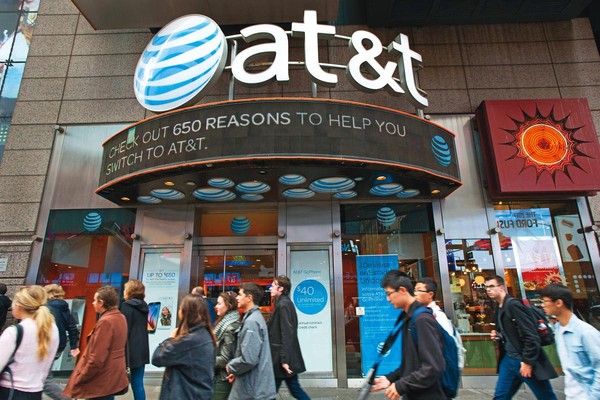 AT&T是美國最大電信公司，田臨斌手上就有它穩定配息的公司債。（達志影像提供）