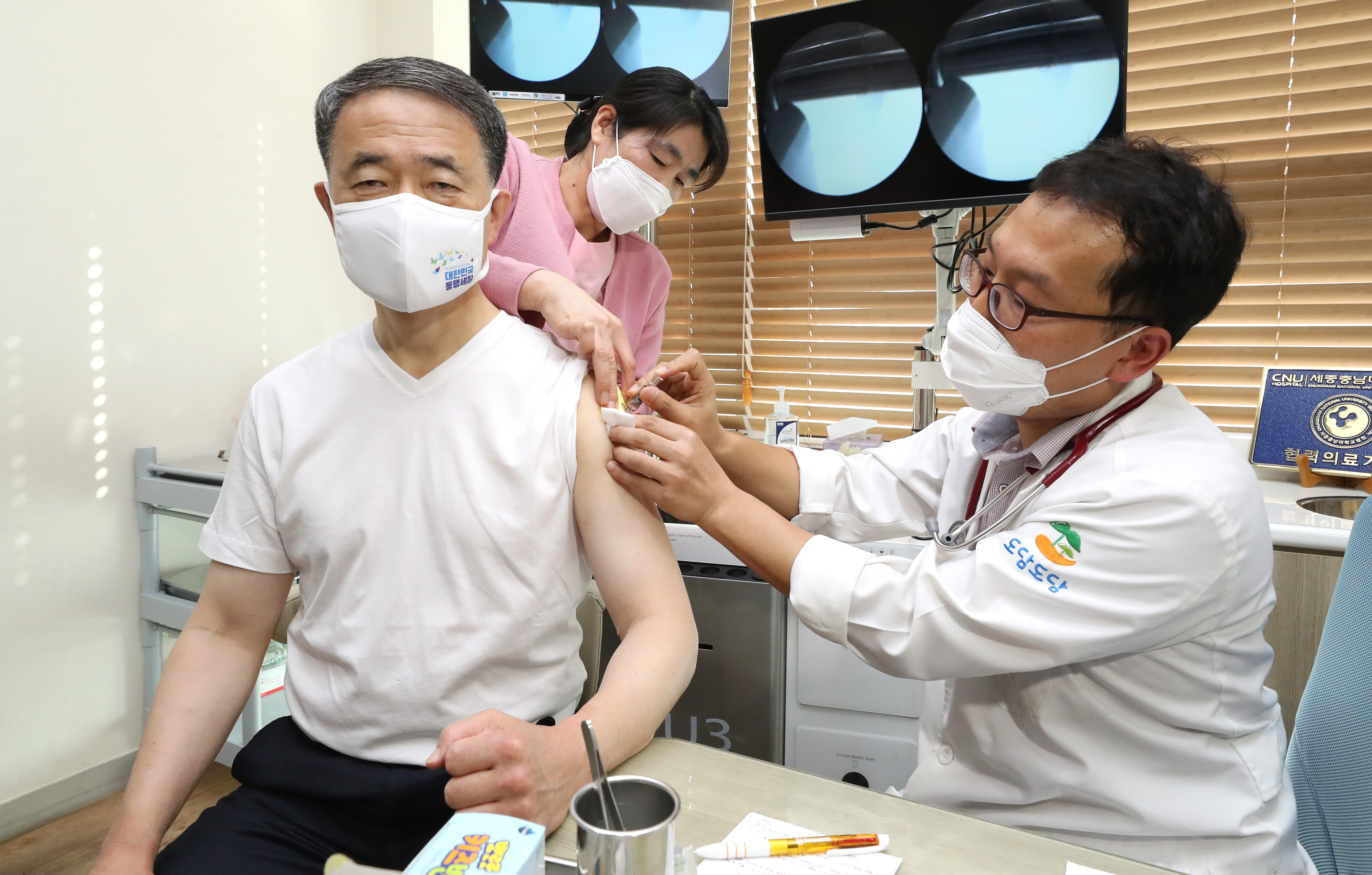 ▲▼為安定民心，南韓保健福祉部長朴淩厚親自接種流感疫苗。（圖／達志影像）