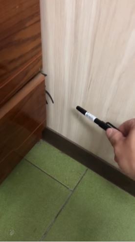 衣櫃牆角冒大黑蜘蛛腳！他掏奇異筆「戳了秒縮手」怕爆（圖／爆廢1公社）