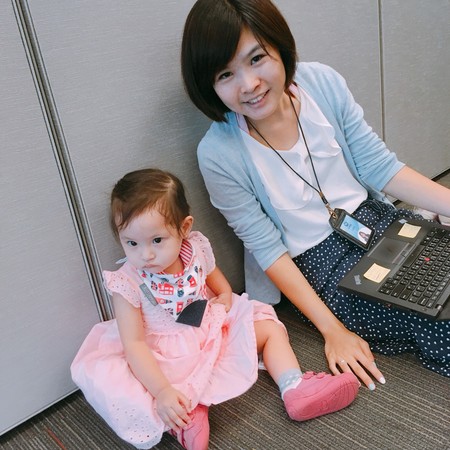 ▲員工Cindy有時會帶女兒去公司上班，甚至開會，她說公司友善的環境讓上班父母時間的運用能更加彈性。（圖／P&G提供）