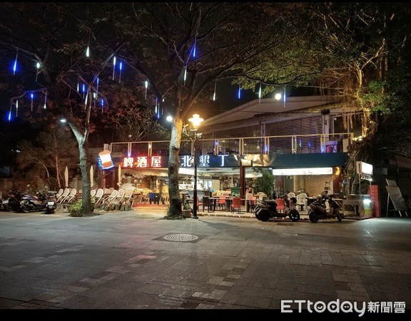 ▲▼金色水岸一家啤酒餐廳私自在公有路上懸掛燈飾遭高灘處拆除。（圖／記者陳豐德翻攝）