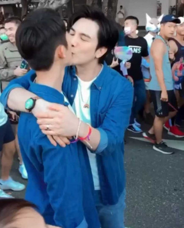 謝佳見昨參與同志遊行時大方親吻穿著情侶裝的新生代男星林輝瑝。（圖／讀者提供）