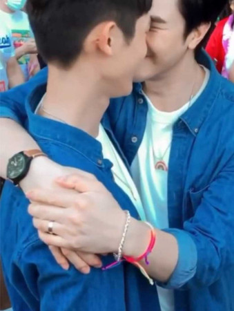 謝佳見昨參與同志遊行時大方親吻穿著情侶裝的新生代男星林輝瑝。（圖／讀者提供）