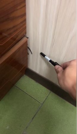 衣櫃牆角冒大黑蜘蛛腳！他掏奇異筆「戳了秒縮手」怕爆（圖／爆廢1公社）