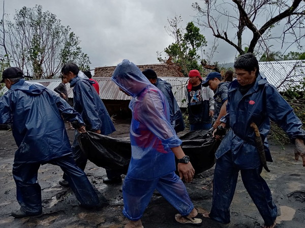 ▲▼菲律賓受颱風天鵝侵襲，至少10人喪命。（圖／路透）