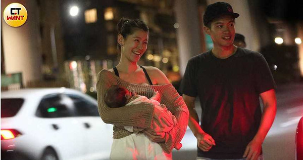 新手爸媽好樂1／許孟哲烤肉趴樂秀愛女　聚餐會友20分鐘快閃