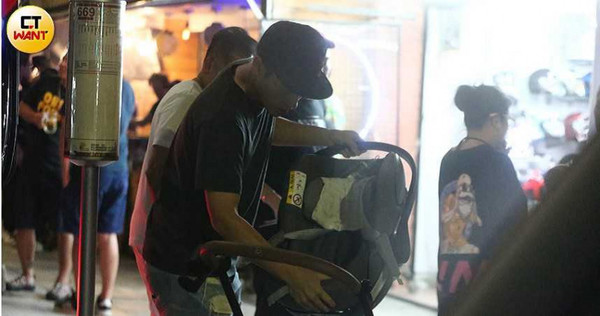 新手爸媽好樂1／許孟哲烤肉趴樂秀愛女　聚餐會友20分鐘快閃