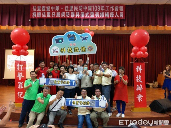 ▲台南市佳里義警中隊長蔡寶財、民防中隊長陳駿逸熱心公益，慷慨捐贈佳里警分局科技偵防器材，出錢出力善行義舉，十足感心。（圖／記者林悅翻攝，下同）