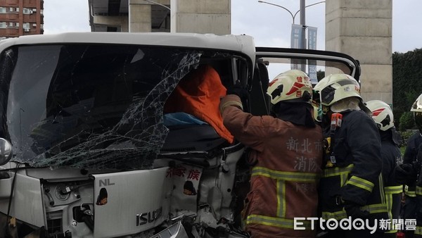 ▲▼ 新北市板橋區萬板橋下車禍，駕駛雙腳遭夾受困車內。（圖／記者黃彥傑攝）