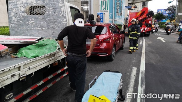 ▲▼ 新北市板橋區萬板橋下車禍，駕駛雙腳遭夾受困車內。（圖／記者黃彥傑攝）