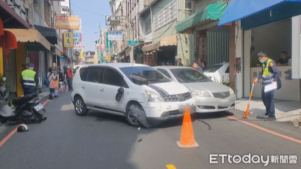 ▲沈女駕駛白色小客車（左車）突然暴衝，先是衝撞停在路邊的2輛機車，隨後又撞上準備超車的另台車。（圖／記者黃孟珍翻攝，下同）