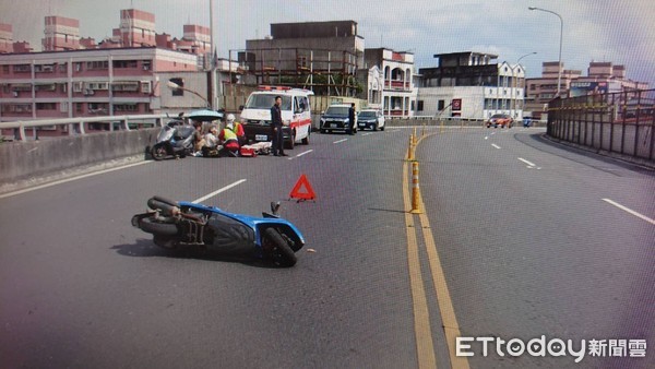 ▲▼宜蘭市東港橋上，20日中午一台機車自撞護欄，手腳骨折騎士躺車道，機車零件散落滿地。（圖／記者游芳男翻攝，下同）