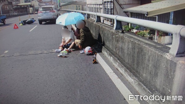 ▲▼宜蘭市東港橋上，20日中午一台機車自撞護欄，手腳骨折騎士躺車道，機車零件散落滿地。（圖／記者游芳男翻攝，下同）