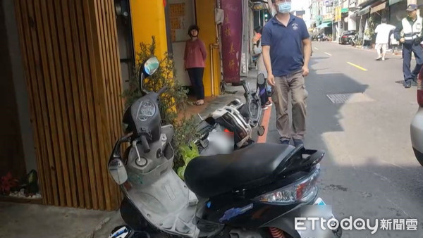 ▲沈女駕駛白色小客車（左車）突然暴衝，先是衝撞停在路邊的2輛機車，隨後又撞上準備超車的另台車。（圖／記者黃孟珍翻攝，下同）