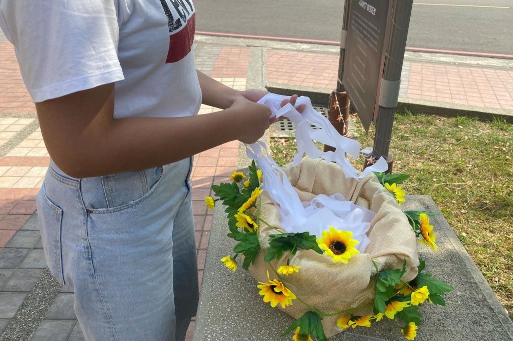 ▲▼長榮大學官網變黑白！發起佩戴白絲帶思念女大生。（圖／長榮大學提供）