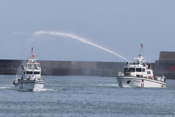 ▲▲▼海上利器編號3587的巡防艇扺蘇澳，接受友船噴水歡迎（上圖左）。（圖／蘇澳海巡隊提供，下同）