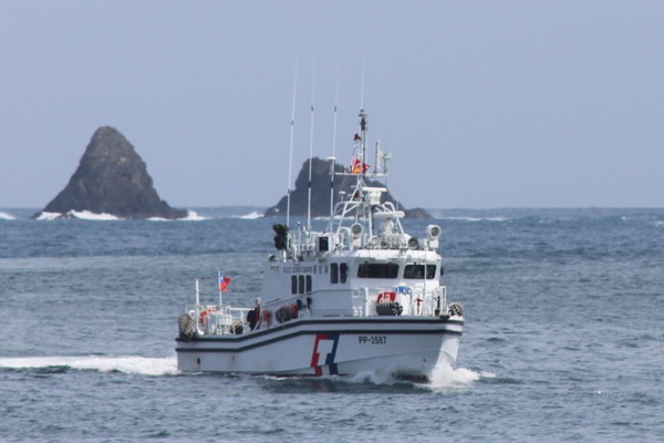 ▲▲▼海上利器編號3587的巡防艇扺蘇澳，接受友船噴水歡迎（上圖左）。（圖／蘇澳海巡隊提供，下同）