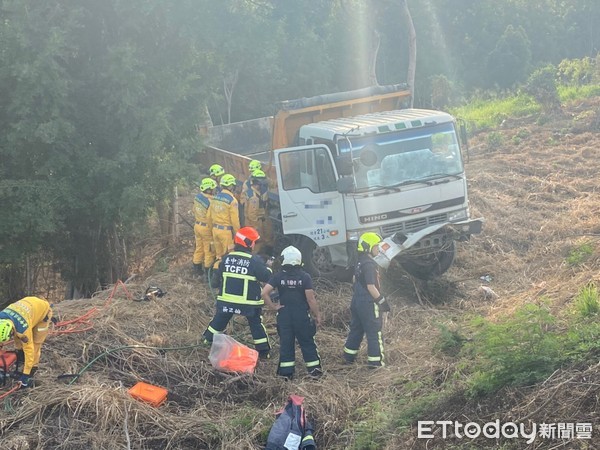 ▲▼朝陽科大大貨車墜山坡。（圖／民眾提供）