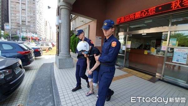 ▲台南市警四分局育平派出所警網，在安平區育平路上，發現一輛小客車停於路中察覺有異，經破窗查獲王姓男子持有大批毒品及改造手槍，全案擴大偵辦。（圖／記者林悅翻攝，下同）