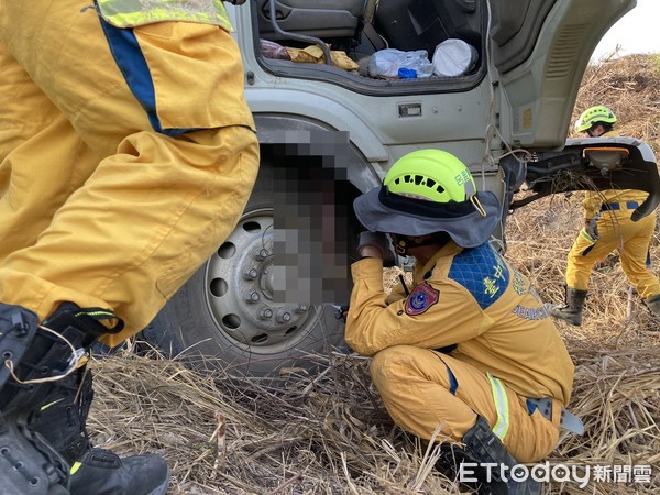 ▲▼朝陽科大大貨車墜山坡。（圖／民眾提供）