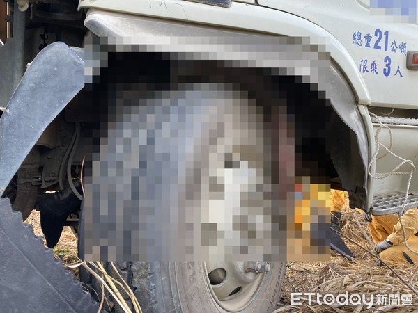 ▲▼朝陽科大大貨車墜山坡。（圖／民眾提供）