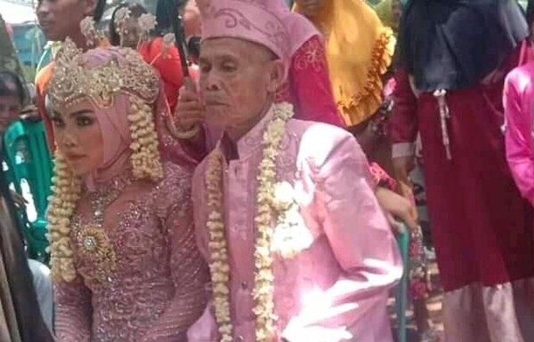 78歲老翁爽娶17歲嫩妻   羞喊「想再生個孩子」22天就離婚！（圖／翻攝自Facebook）
