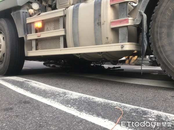 ▲▼台中西屯區一輛砂石車與腳踏車發生車禍。（圖／記者白珈陽攝）