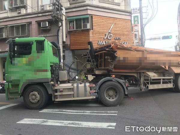 ▲▼台中西屯區一輛砂石車與腳踏車發生車禍。（圖／記者白珈陽攝）