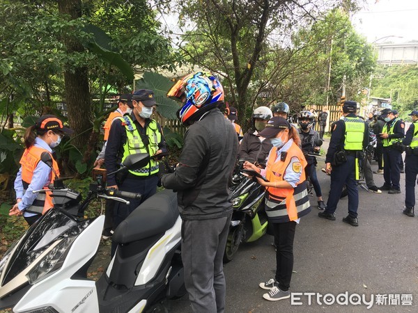 ▲▼新店警方在北宜公路實施聯合稽查。（圖／記者陳豐德翻攝）