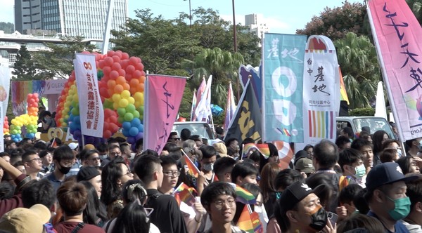 ▲晶碩光學彩虹巴士▼             。（圖／記者楊詩益攝）