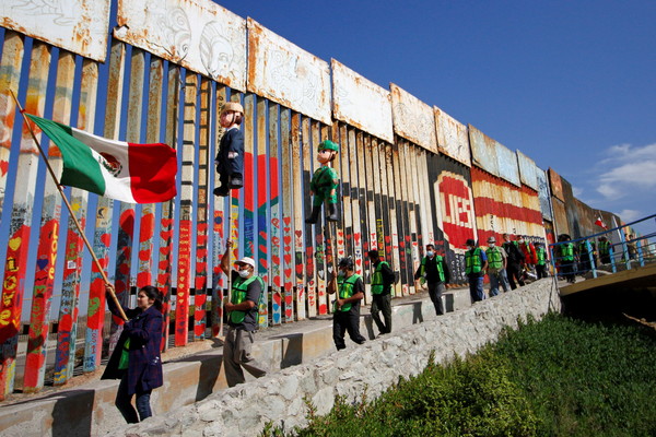 ▲▼墨西哥和美國之間的邊界圍欄舉行抗議活動。（圖／路透）