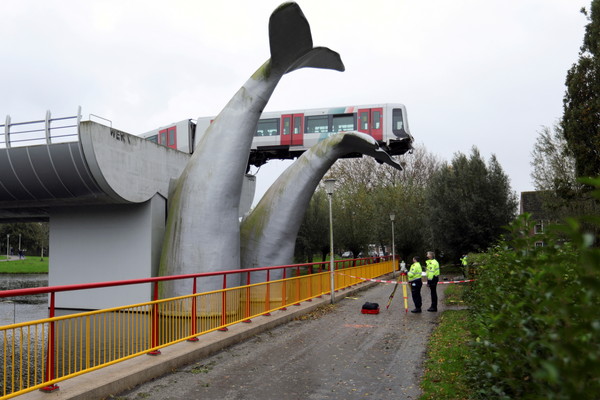 ▲鹿特丹列車出軌，車頭被鯨魚雕塑接住（圖／路透）