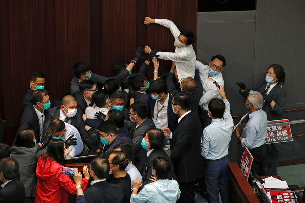 ▲香港立法會5月8日衝突，8名泛民派人士被捕。（圖／路透社）