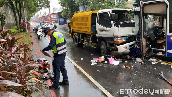 ▲▼新莊遊覽車右轉與民間垃圾車相撞。（圖／記者游宗樺攝）