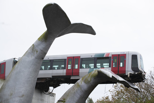 ▲▼荷蘭地鐵出軌，剛好在鯨魚尾巴藝術裝置上。（圖／達志影像／美聯社）