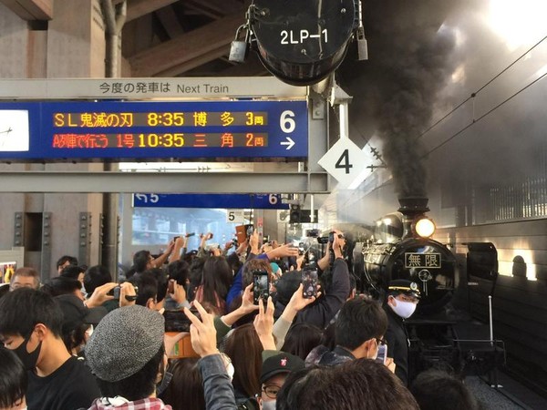 「SL人吉號」化身「無限列車」，大批粉絲在月台拍照。（翻攝twitter：@KK19961223）